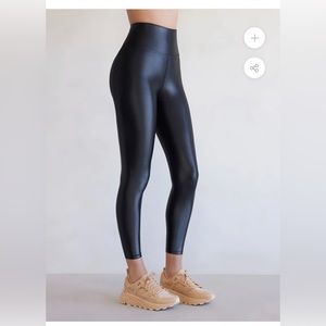 Carbon 38 high rise 7/8 Takara leggings new without tags